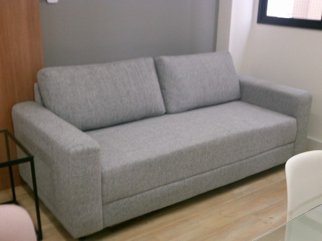  A) 01 (uma) mesa de vidro com aproximadamente 1,60m x1,60m, em bom estado de conservação, avaliada em500,00;B) 04 (quatro) cadeiras de plástico, brancas, compés demadeira, em bom estado de conservação, avaliadasem R$ 200,00; C) 01 (um) sofá de tecido cinza, em bomestado de conservação, avaliad